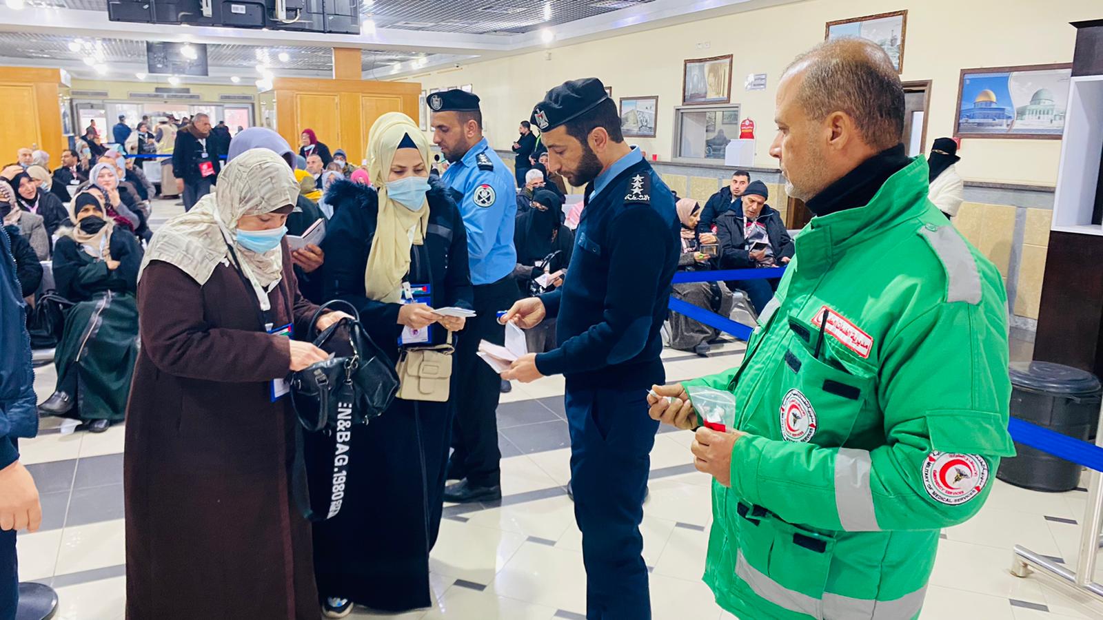 أطقم "المعابر" تُسهل مغادرة الفوج الأول من المعتمرين عبر معبر رفح 