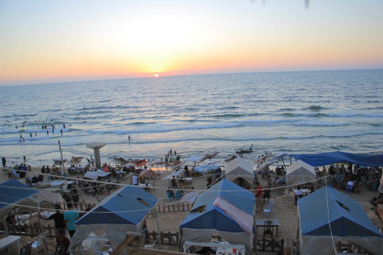 اصطياف المواطنين بغزة على شاطئ البحر وعدد من الأماكن الترفيهية خلال الإجازة الأسبوعية