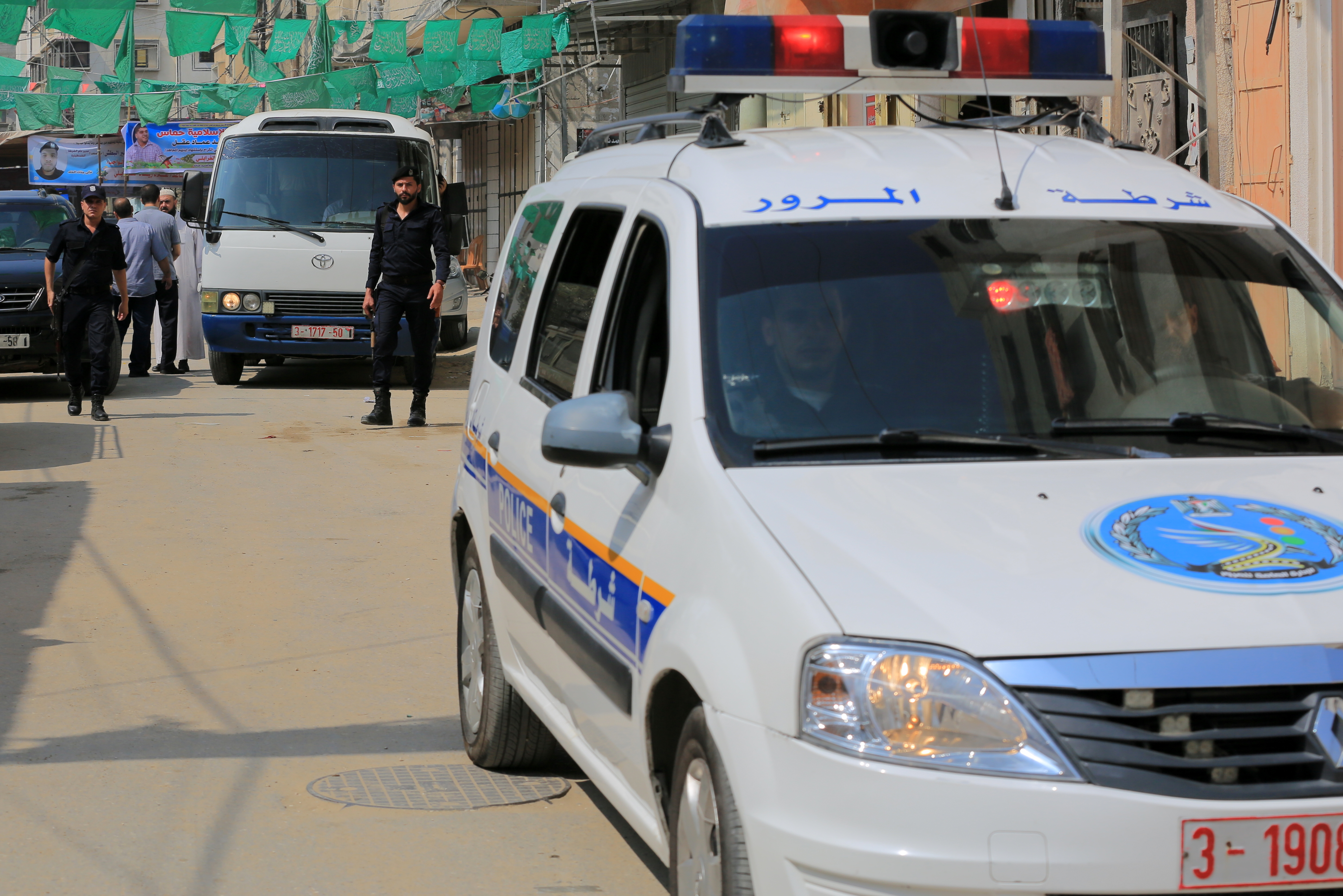 قيادة الداخلية تُقدم العزاء لذوي شهداء الواجب الثلاثة