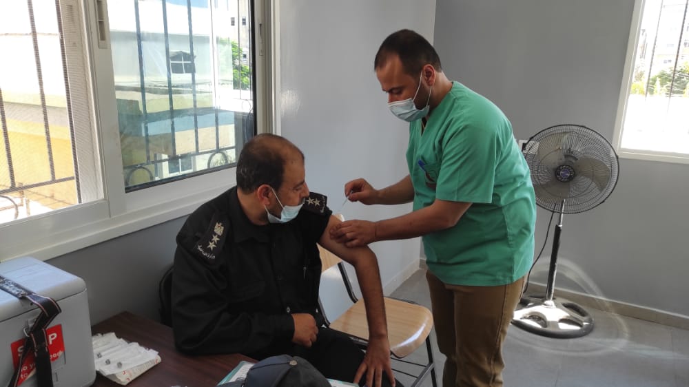 الداخلية تشرع بتطعيم كوادرها ضد فيروس كورونا