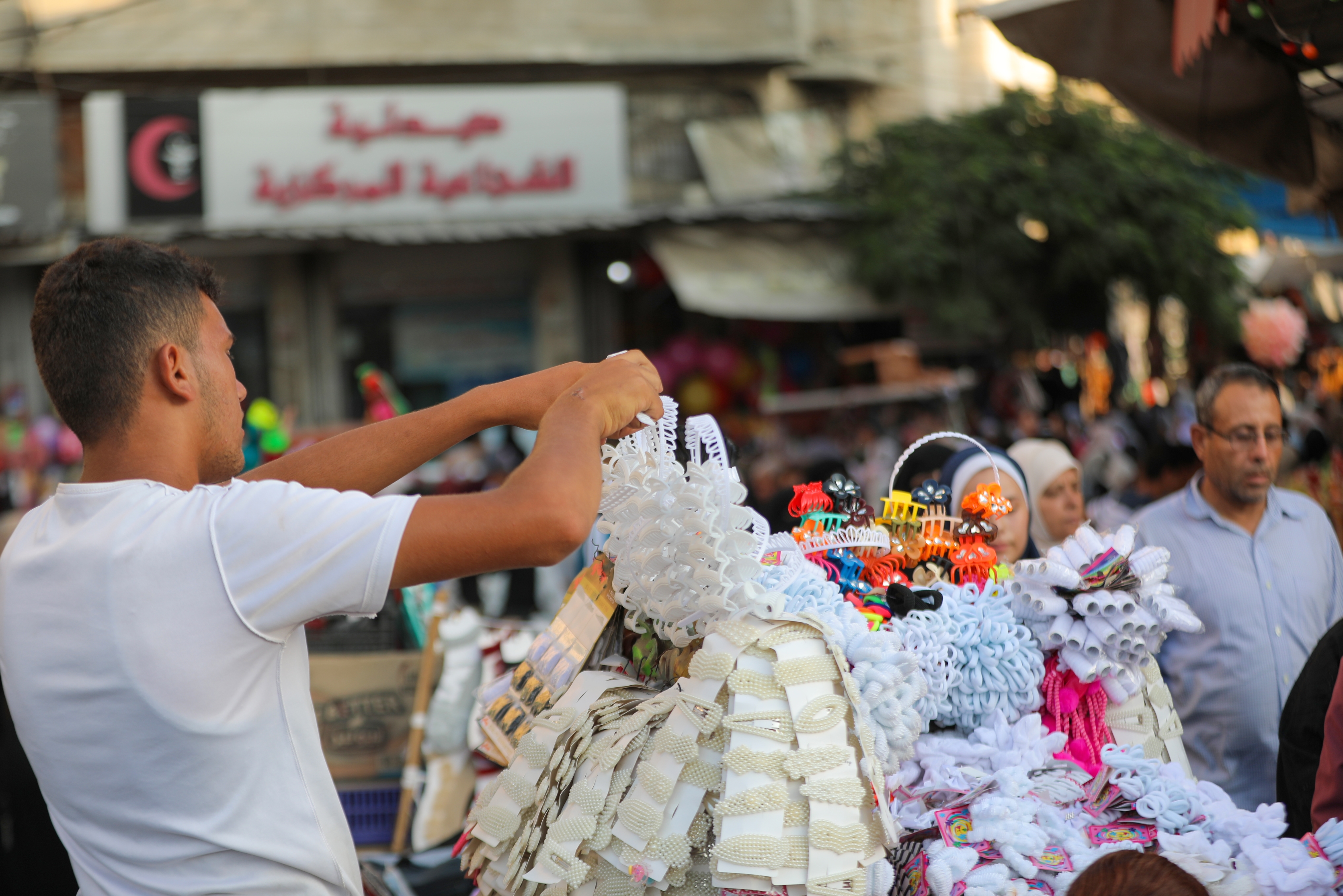استعدادات المواطنين في غزة لاستقبال العام الدراسي الجديد 