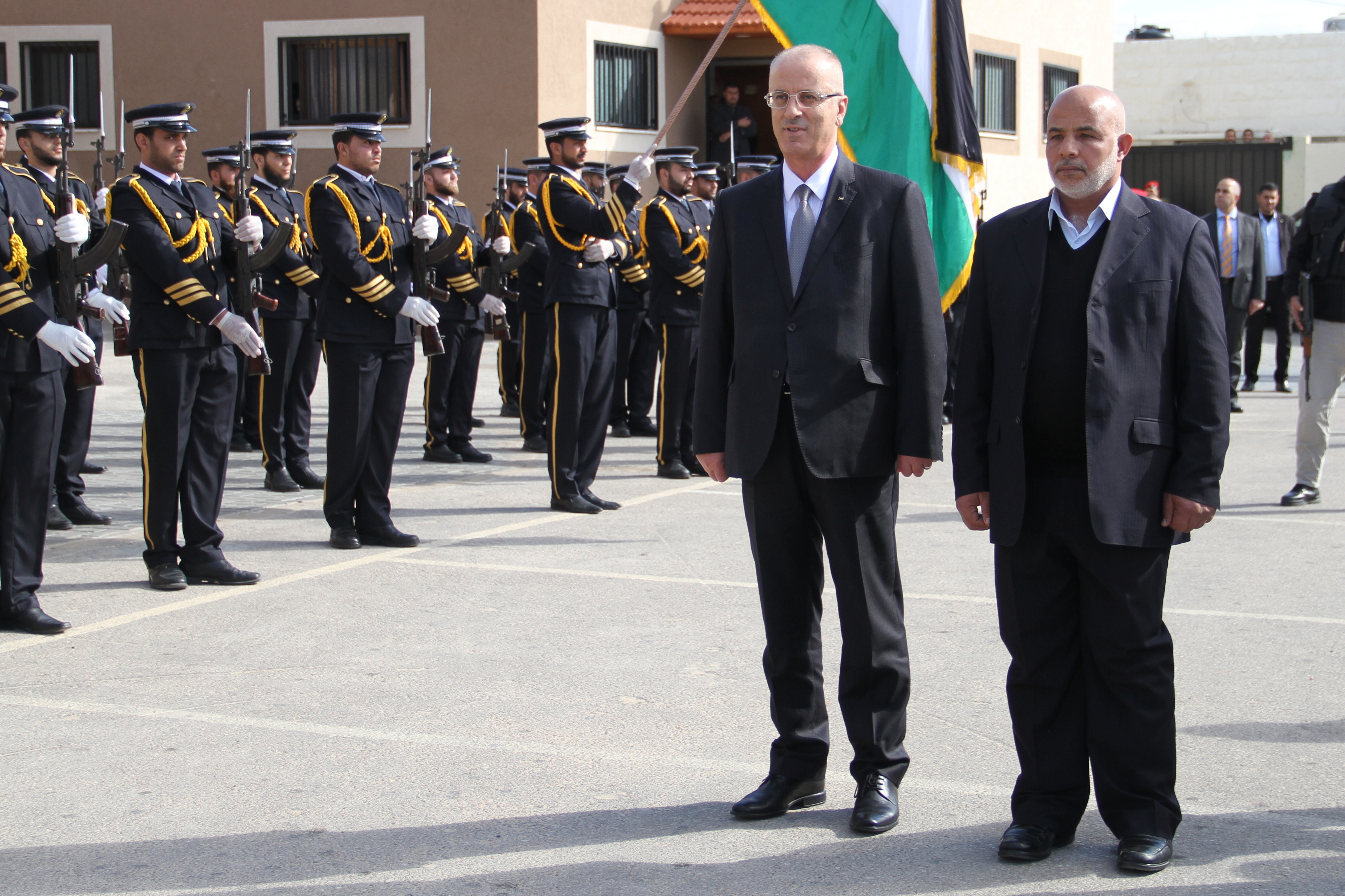 بالصور.. إجتماع رئيس الوزارء بقيادة وزارة الداخلية في غزة