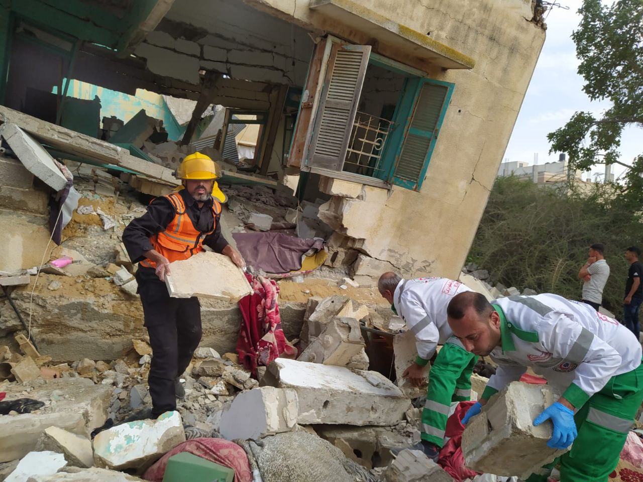 صور من عمل أطقم الدفاع المدني والخدمات الطبية العسكرية بوزارة الداخلية والأمن الوطني في القيام بواجبها في مكان استهداف منزل لعائلة "أبو دقة" بمحافظة خانيونس عصر اليوم، والذي أدى لاستشهاد مواطن وعدة إصابات.