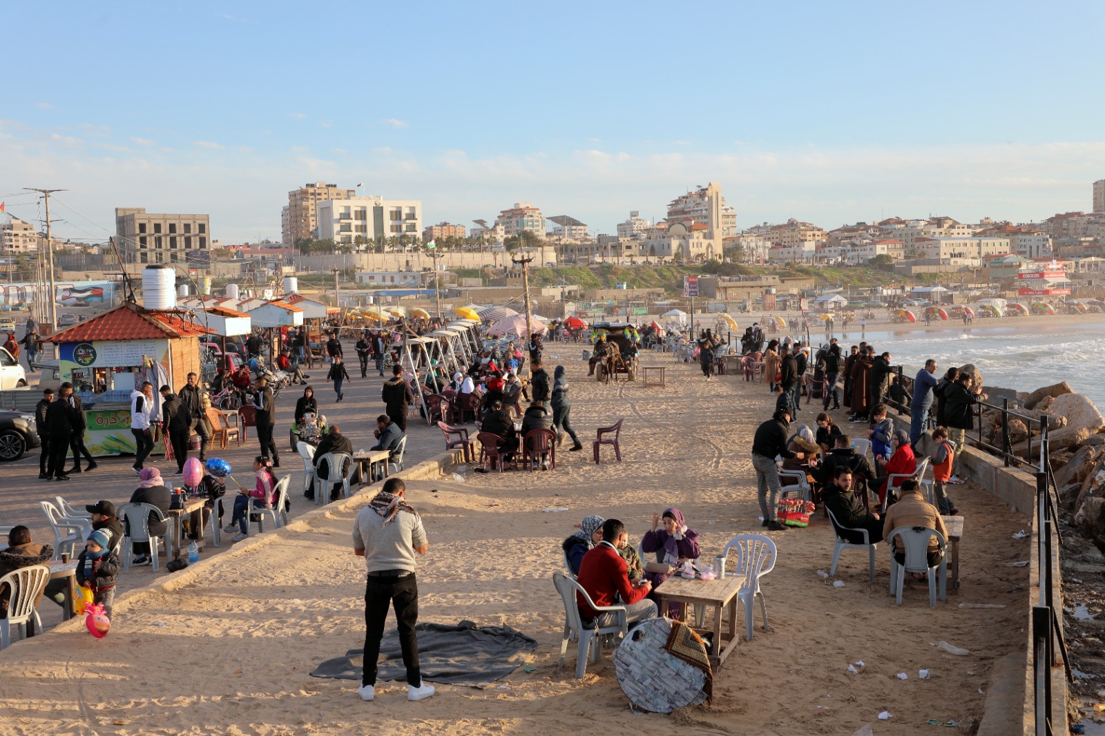 قضاء المواطنين في غزة إجازة منتصف العام الدراسي مساء الجمعة 13 يناير