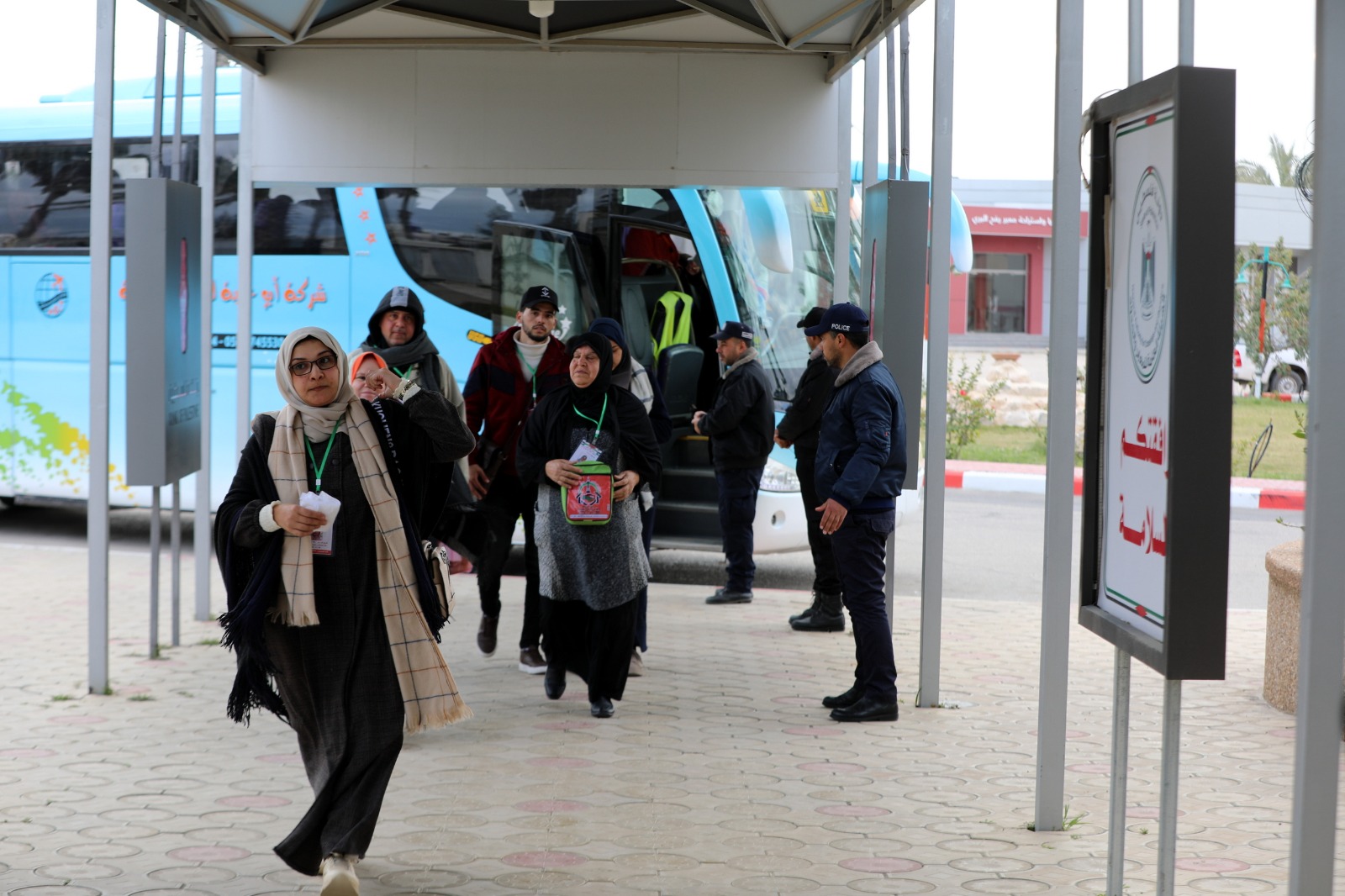 أطقم "المعابر" تُسهل مغادرة الفوج الأول من المعتمرين عبر معبر رفح 