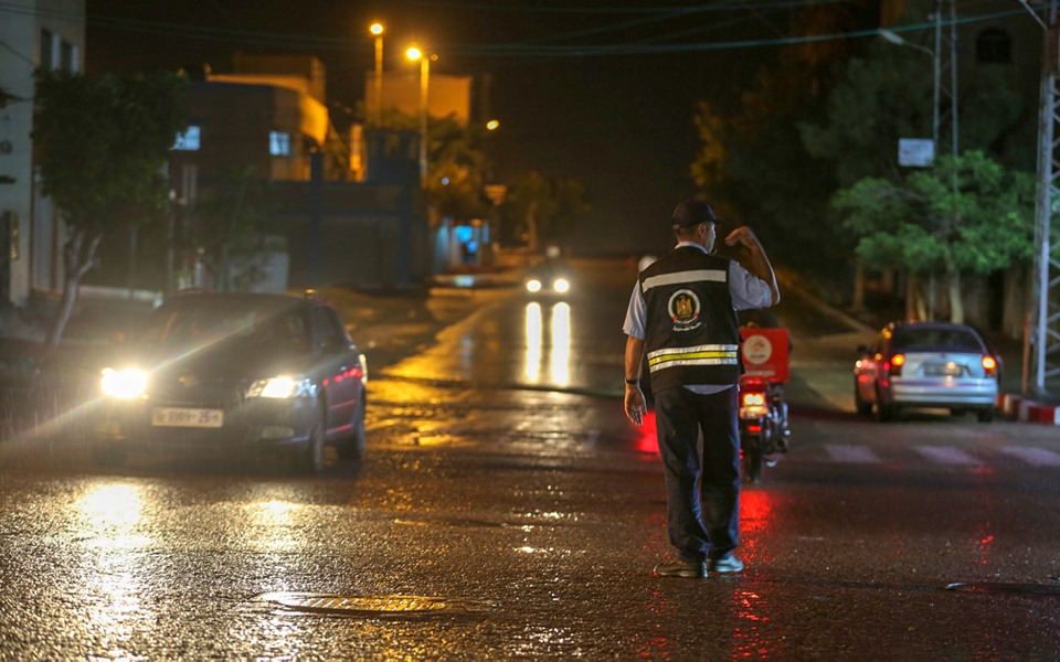 أفراد الأجهزة الأمنية خلال أداء واجبهم الليلة الماضية، أثناء المنخفض الجوي