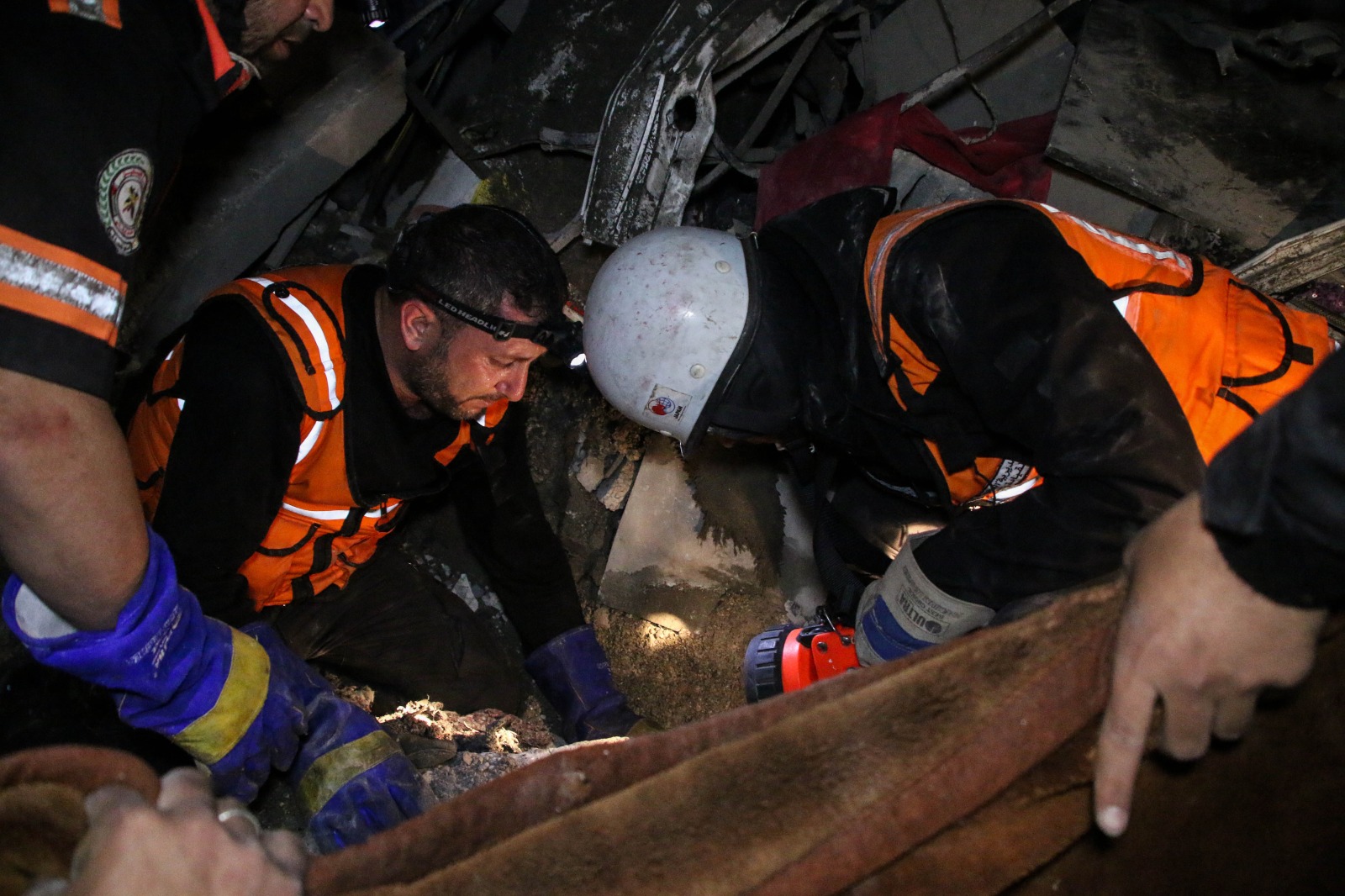 أطقم الدفاع المدني تتعامل مع آثار العدوان الإسرائيلي