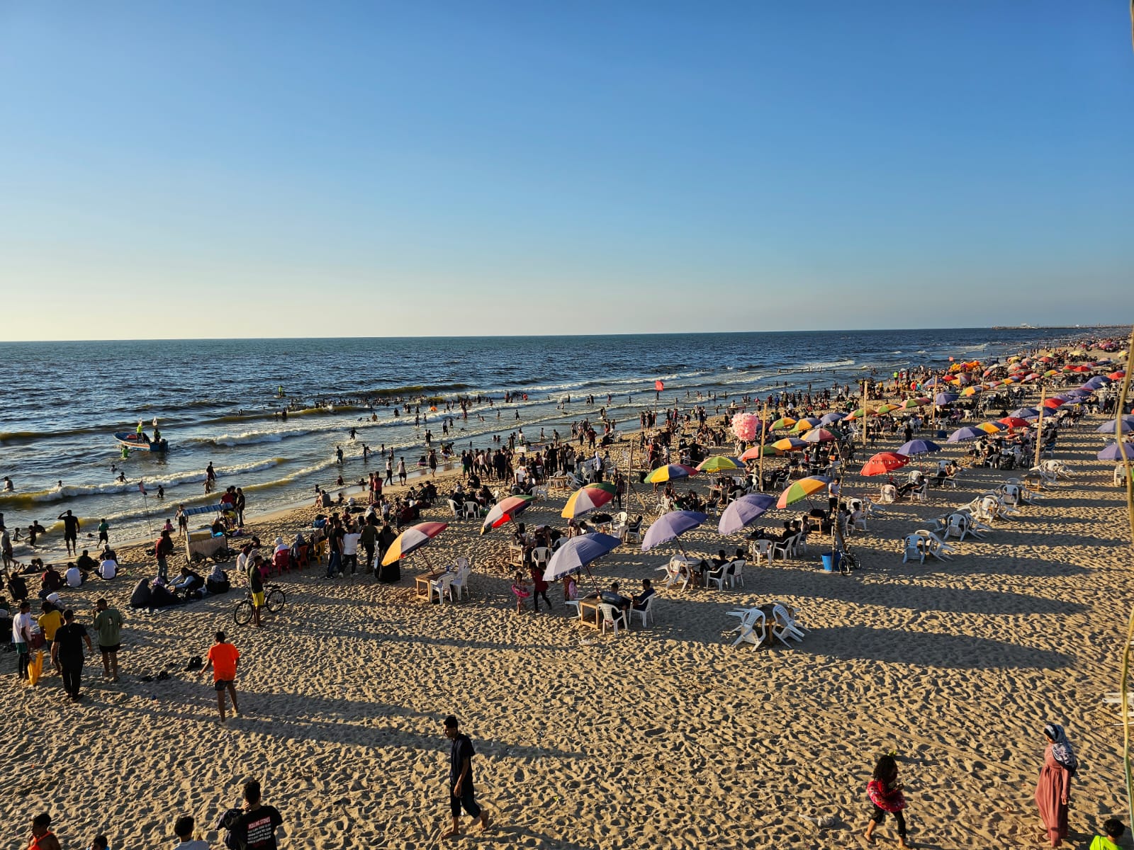 اصطياف المواطنين بغزة على شاطئ البحر وعدد من الأماكن الترفيهية خلال الإجازة الأسبوعية