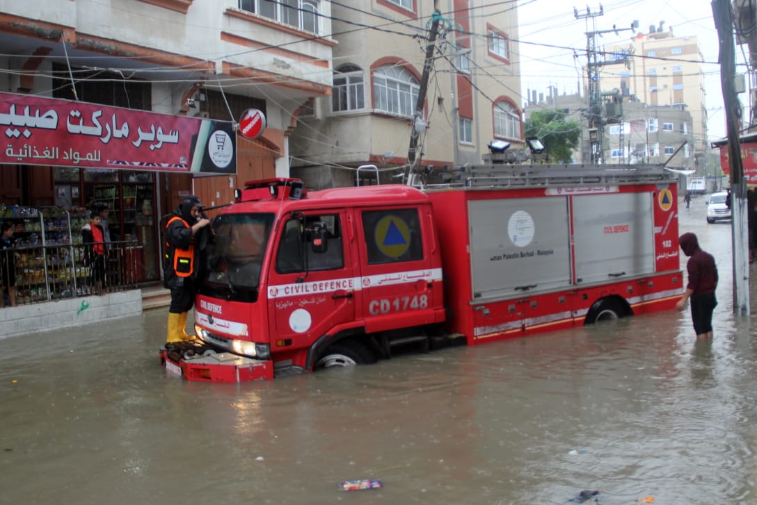 جهود أطقم الدفاع المدني خلال المنخفض الجوي 