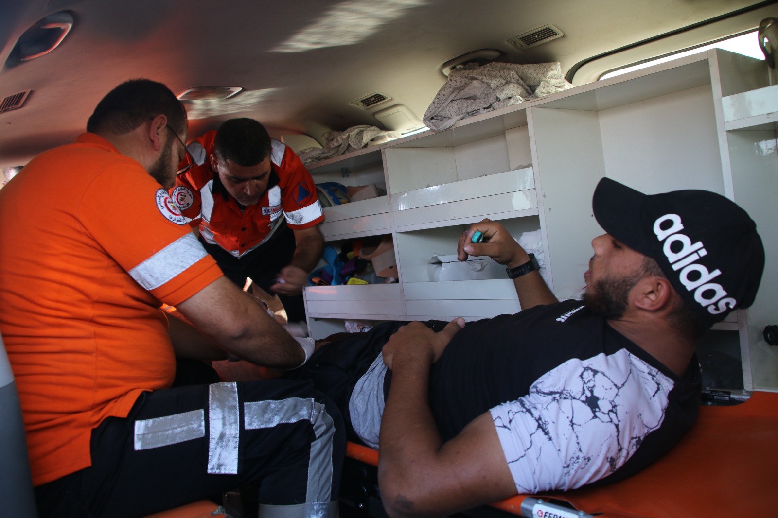 عمل أطقم الدفاع المدني والخدمات الطبية في إسعاف المتظاهرين شرق غزة