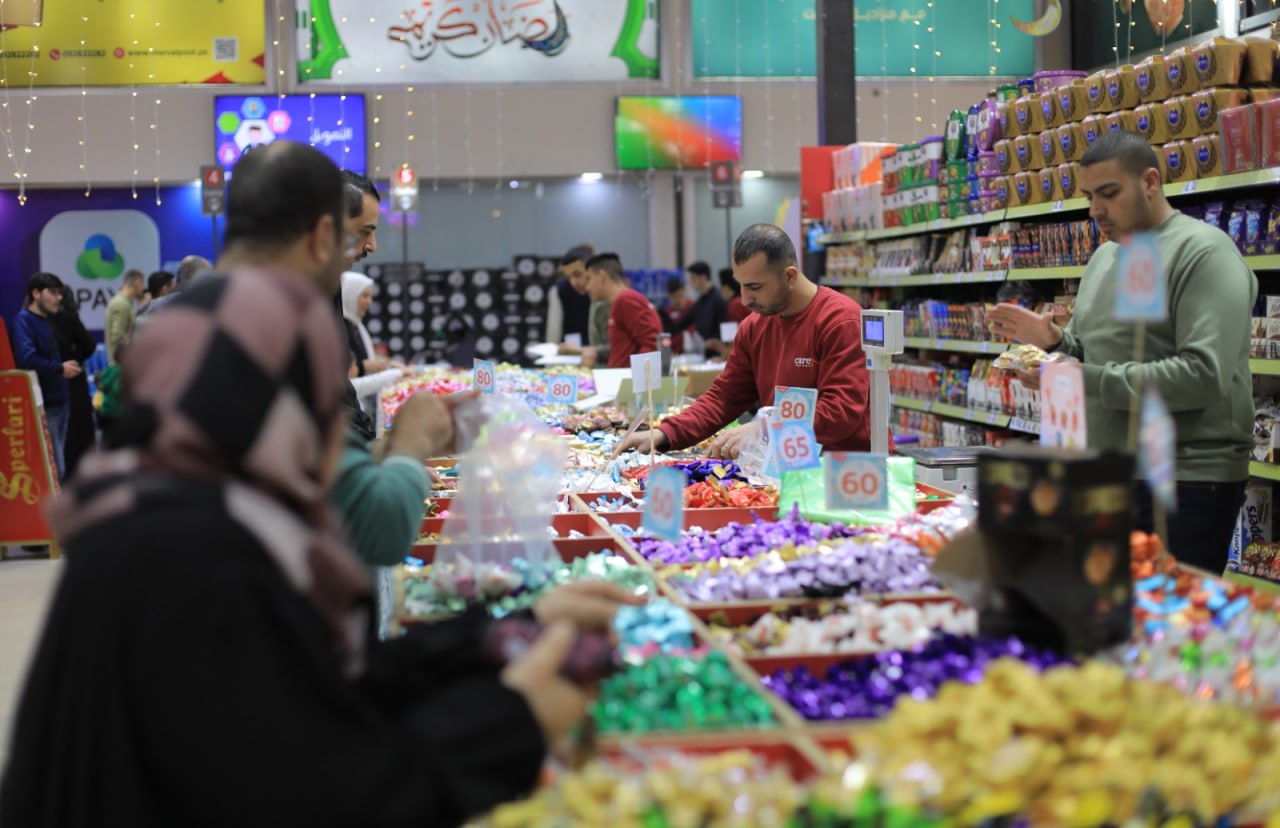 أجواء غزة عشية عيد الفطر السعيد وانتشار أجهزة الداخلية لتسهيل حركة المواطنين وتهيئة الأجواء الملائمة