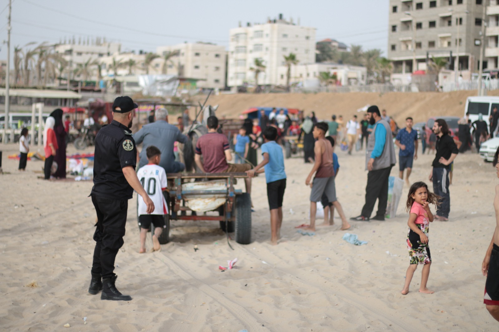 أجواء اصطياف المواطنين بغزة على شاطئ البحر وعمل أجهزة الداخلية في توفير الأجواء الملائمة