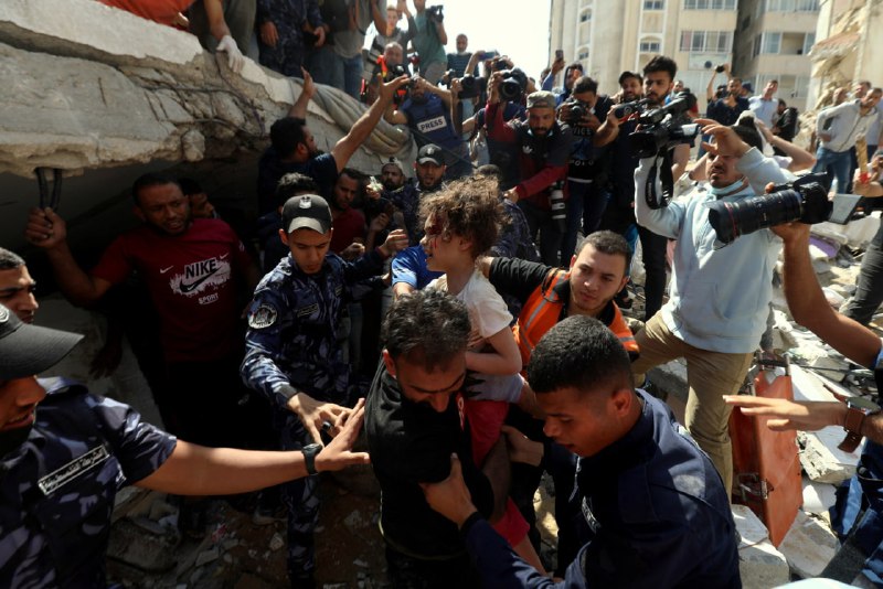 عمل أطقم الدفاع المدني والخدمات الطبية في متابعة آثار مجزرة "الرمال" بغزة