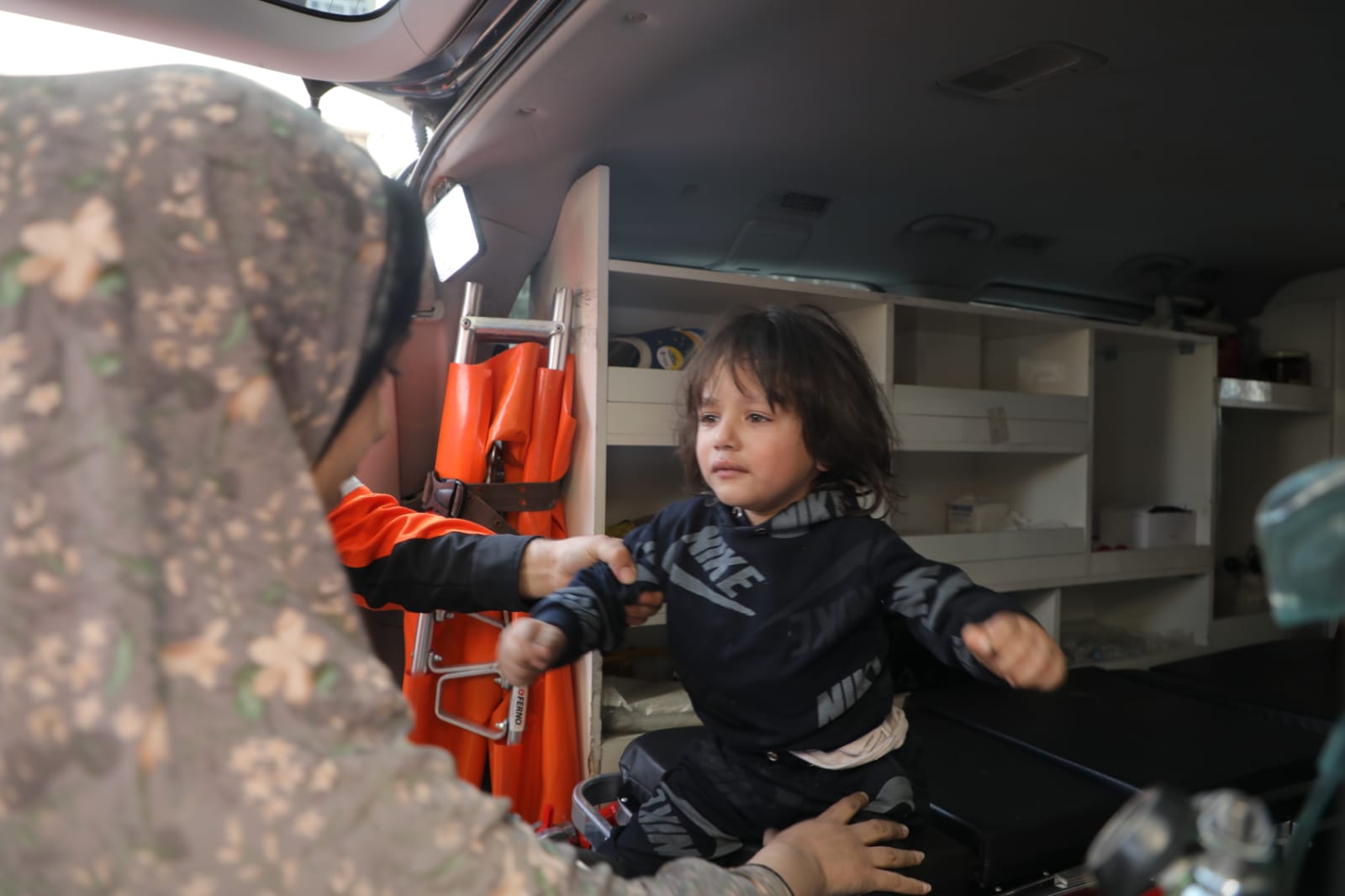 صور من تعامل أطقم الدفاع المدني والخدمات الطبية العسكرية مع استهداف شقة سكنية في حي النصر بغزة