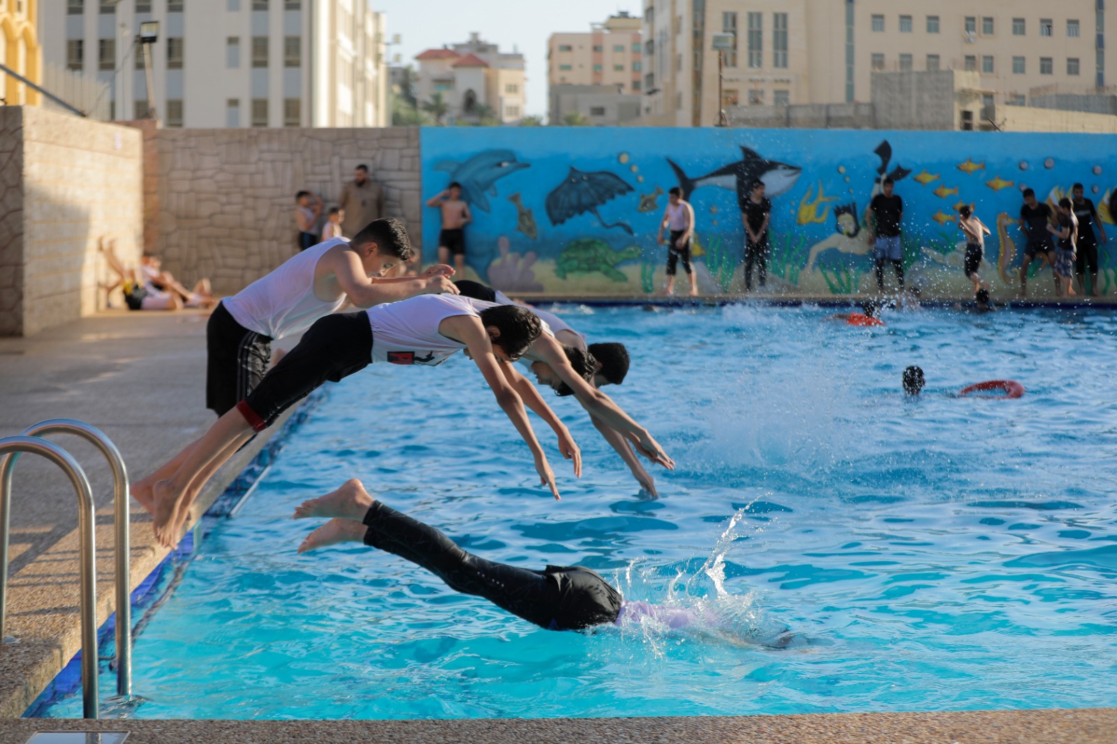  اصطياف المواطنين على شاطئ البحر والأماكن الترفيهية