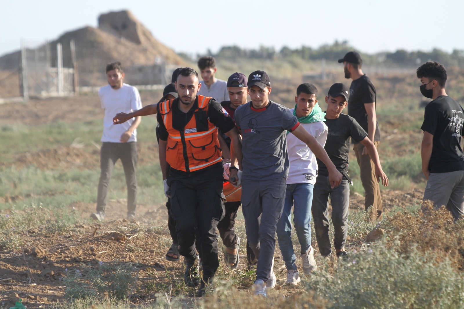 عمل أطقم الدفاع المدني والخدمات الطبية في إسعاف المتظاهرين شرق غزة