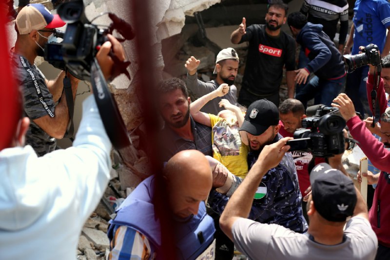 عمل أطقم الدفاع المدني والخدمات الطبية في متابعة آثار مجزرة "الرمال" بغزة