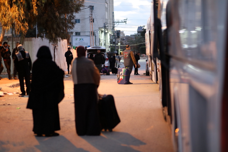 أطقم "المعابر" تُسهل مغادرة الفوج الأول من المعتمرين عبر معبر رفح 