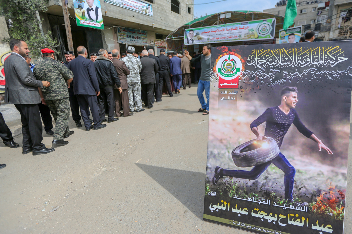 قيادة الداخلية تُقدم واجب العزاء لذوي شهداء مسيرة العودة