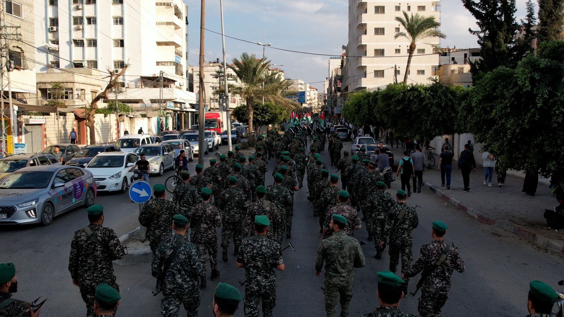 "الداخلية" تُنظم مسيراً عسكرياً تكريماً لشهداء الأجهزة الأمنية بالضفة