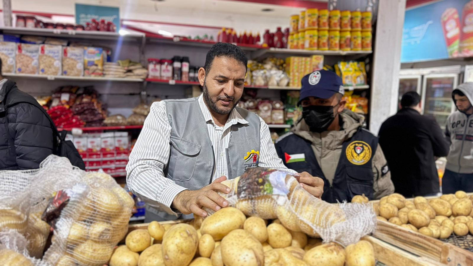 "مباحث التموين" تُجري جولات ميدانية برفقة طواقم الاقتصاد في محافظات القطاع
