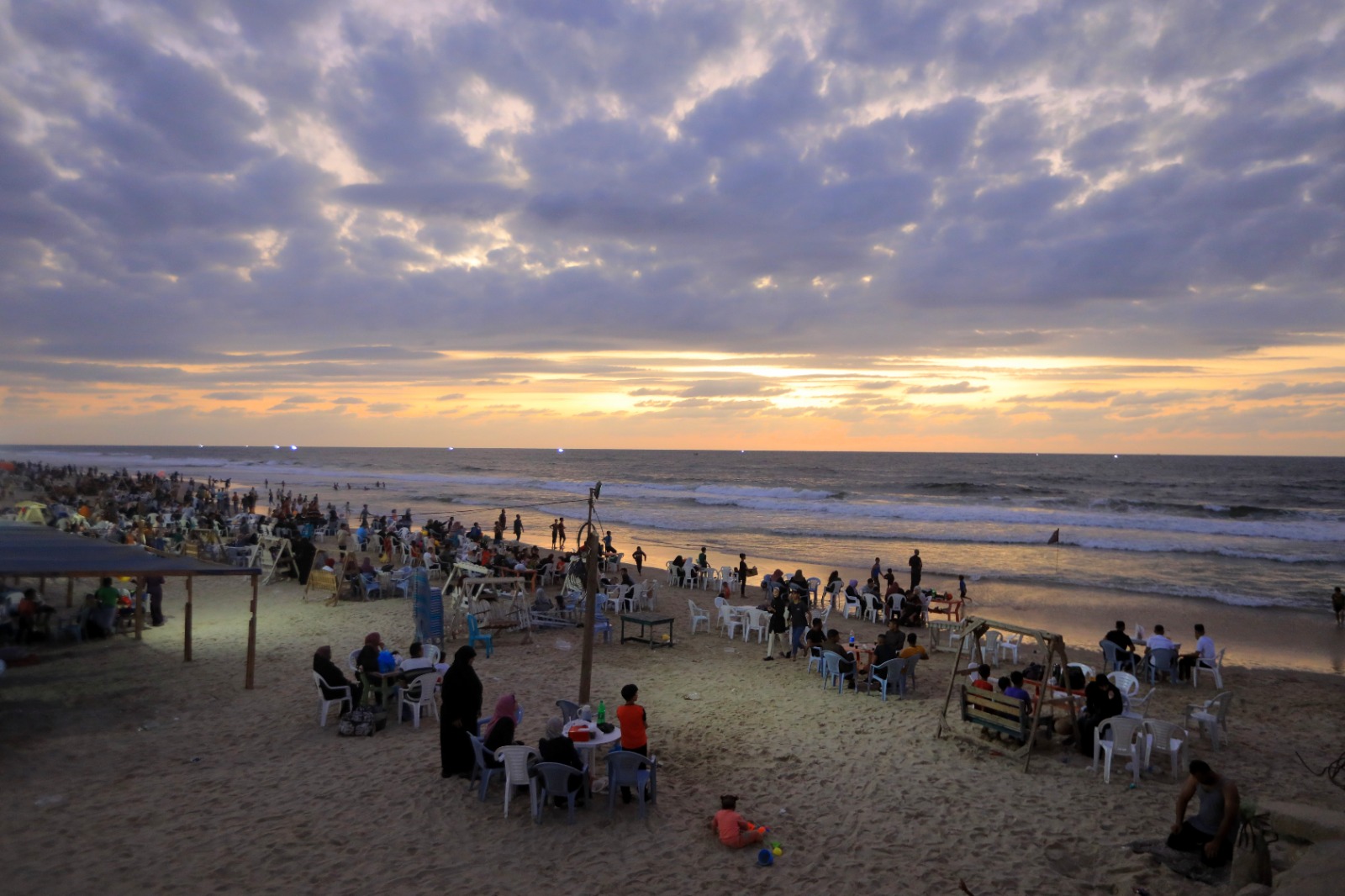 قضاء المواطنين في غزة الإجازة الأسبوعية على شاطئ البحـر
