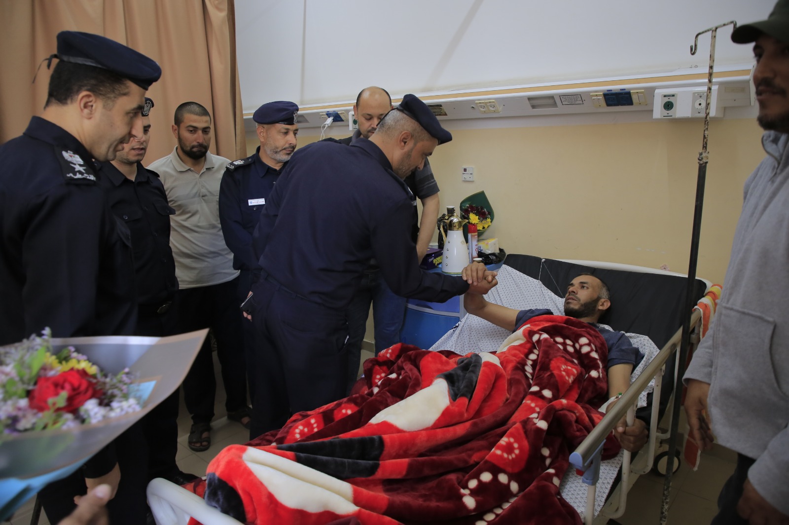 دائرة الشرطة المجتمعية تتفقد بيوت شهداء وجـرحى العـدوان الإسـرائيلي