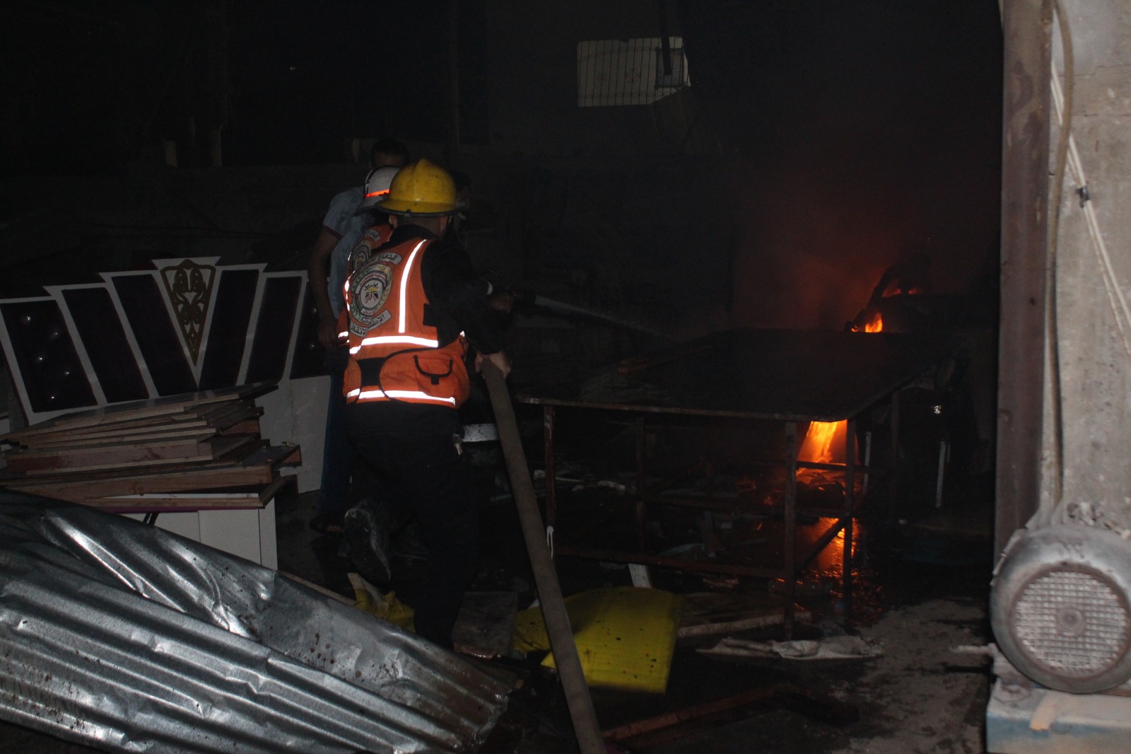 الدفاع المدني يُتابع آثار العدوان الإسرائيلي