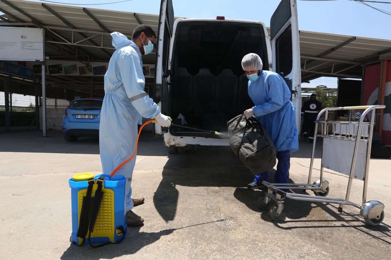 عمل الشرطة العسكرية عبر حاجز بيت حانون في استقبال الوافدين ونقلهم لمراكز الحجر الصحي الاحترازي