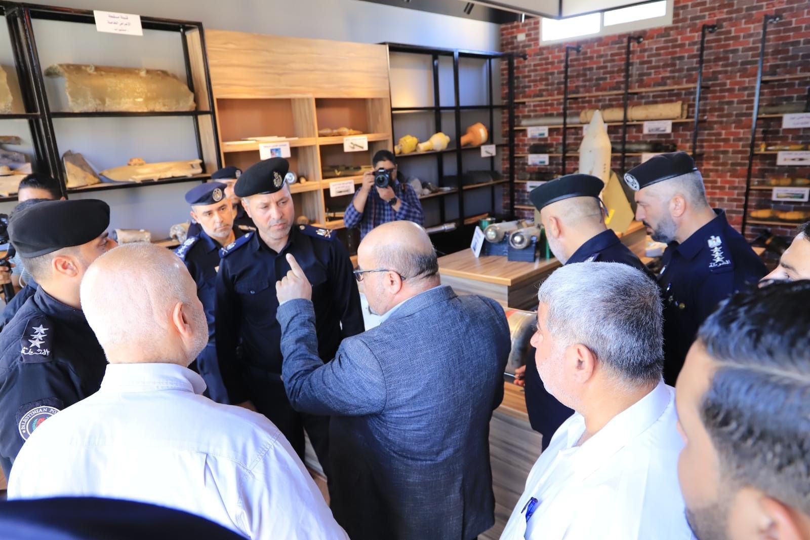 قيادة الشرطة تفتتح عدداً من المنشآت بمدينة عرفات