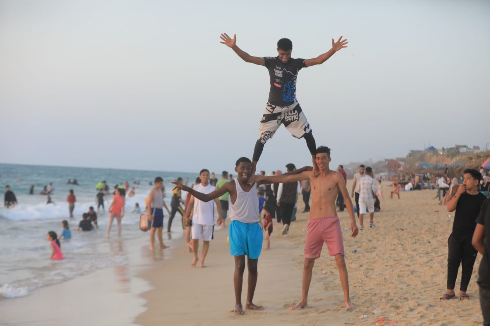 أجواء اصطياف المواطنين على شاطئ البحر وسط قطاع غزة