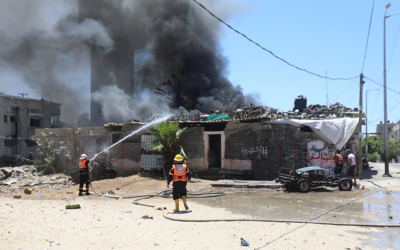 الدفاع المدني يُتابع آثار العدوان الإسرائيلي