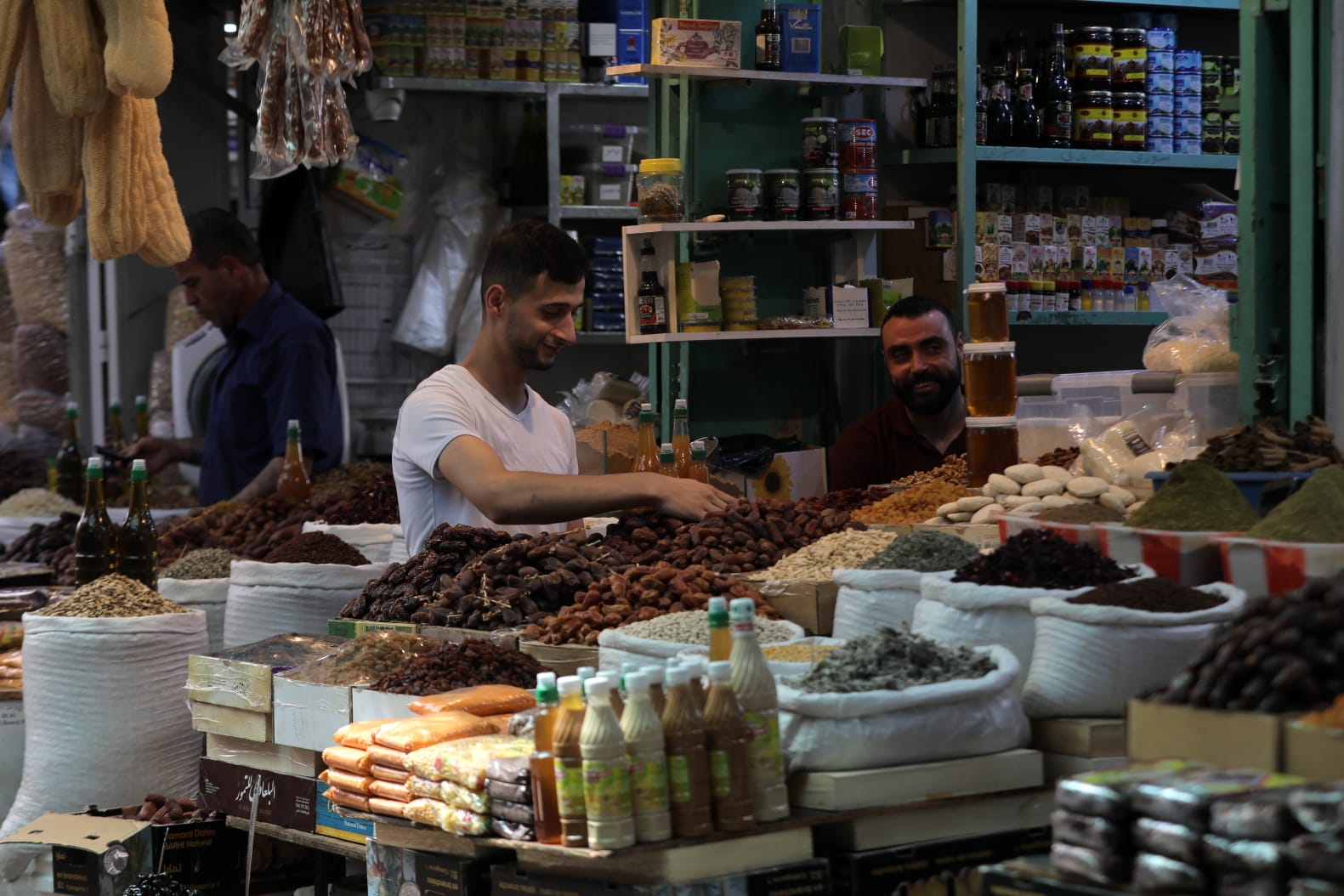 أجواء الحياة العامة في الأسواق والأماكن الحيوية بغزة
