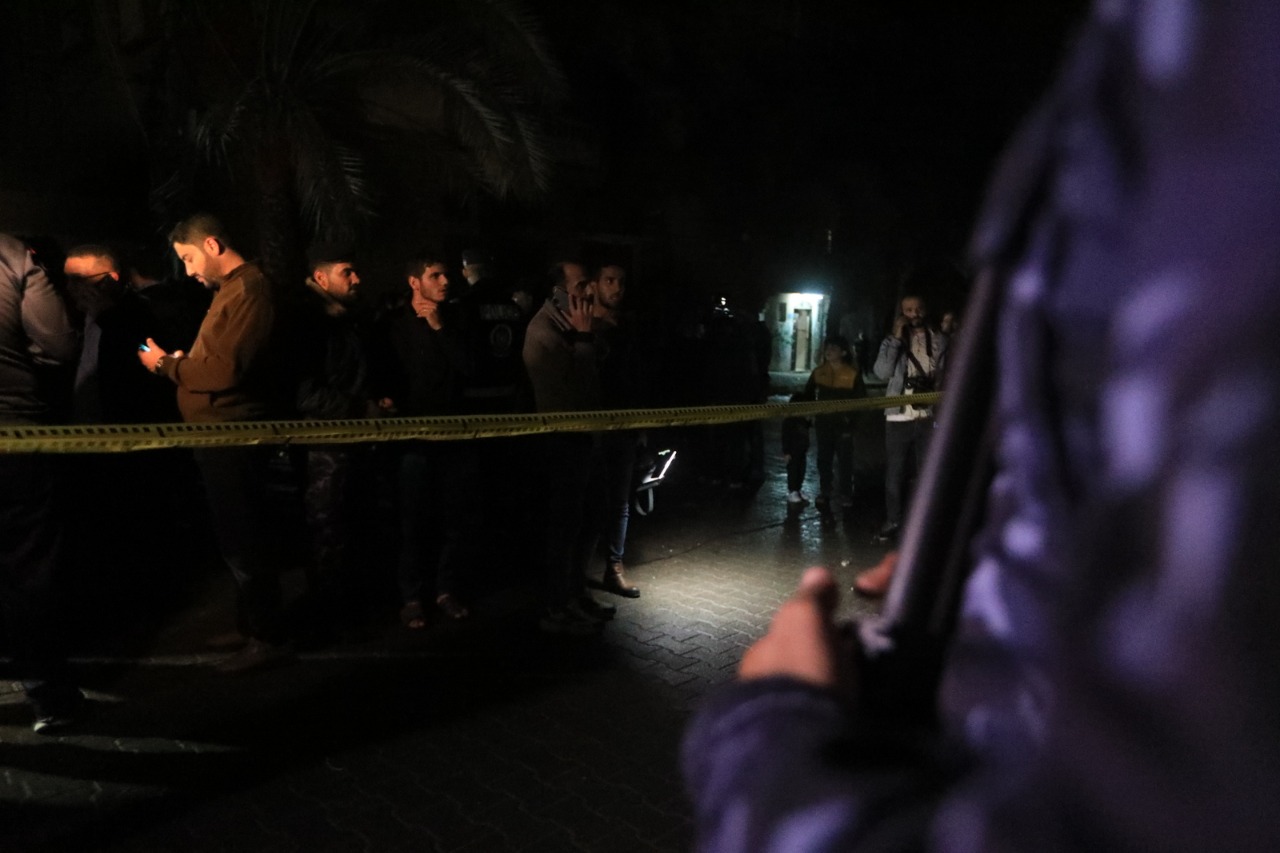 صور من تعامل أطقم الدفاع المدني والشرطة مع حريق البناية السكنية شمال غزة