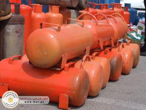 مؤتمر صحفي في الشرطة يكشف عن اغذية فاسدة و مواد مخالفة للمواصفات و معايير الجودة الفلسطينية