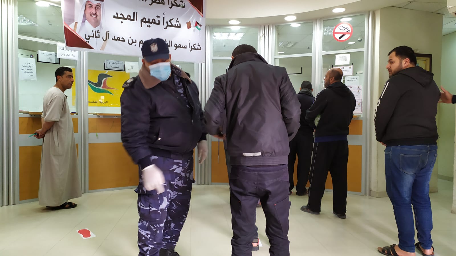 الشرطة تُنظم صرف "المنحة القطرية"