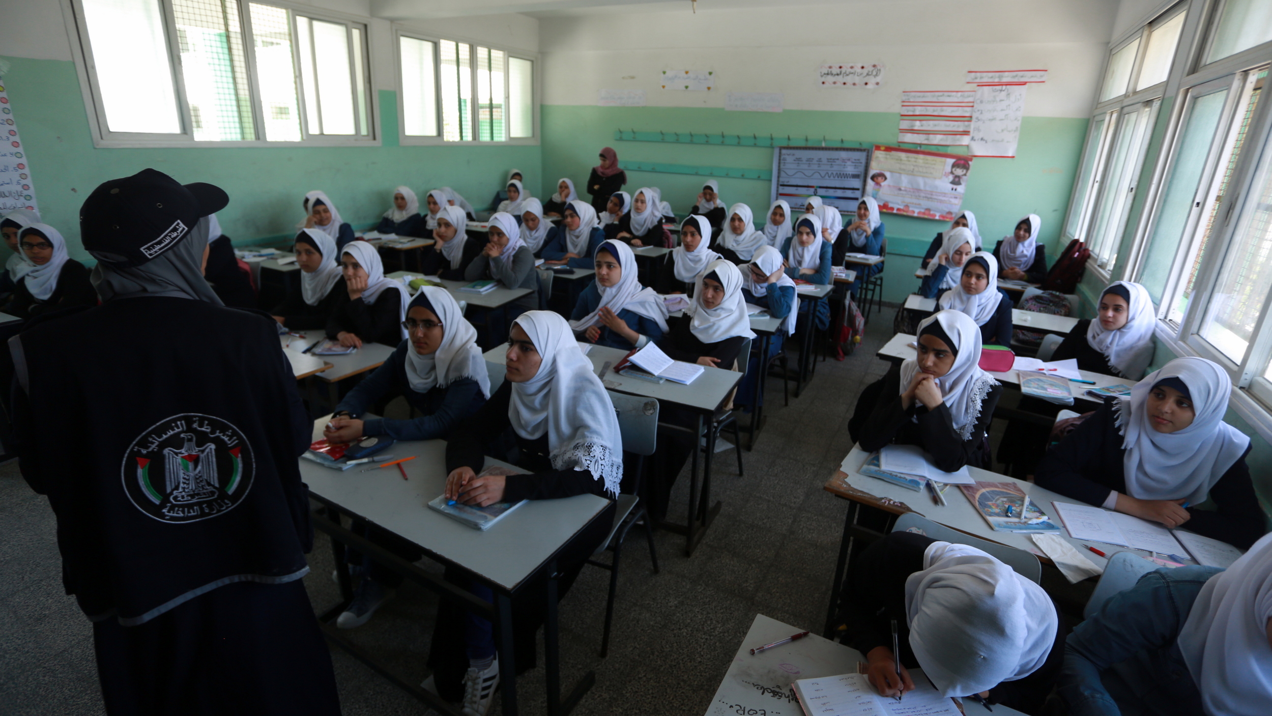 المرور والشرطة النسائية تُطلقان حملة توعوية لطالبات المدارس الثانوية