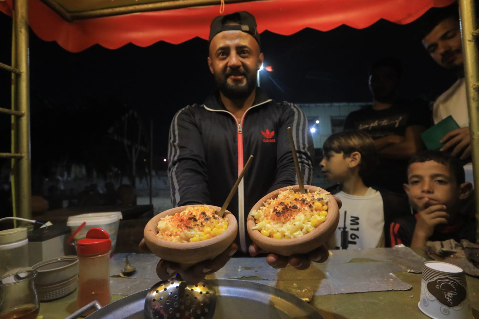 أجواء اصطياف المواطنين على شاطئ البحر وسط قطاع غزة