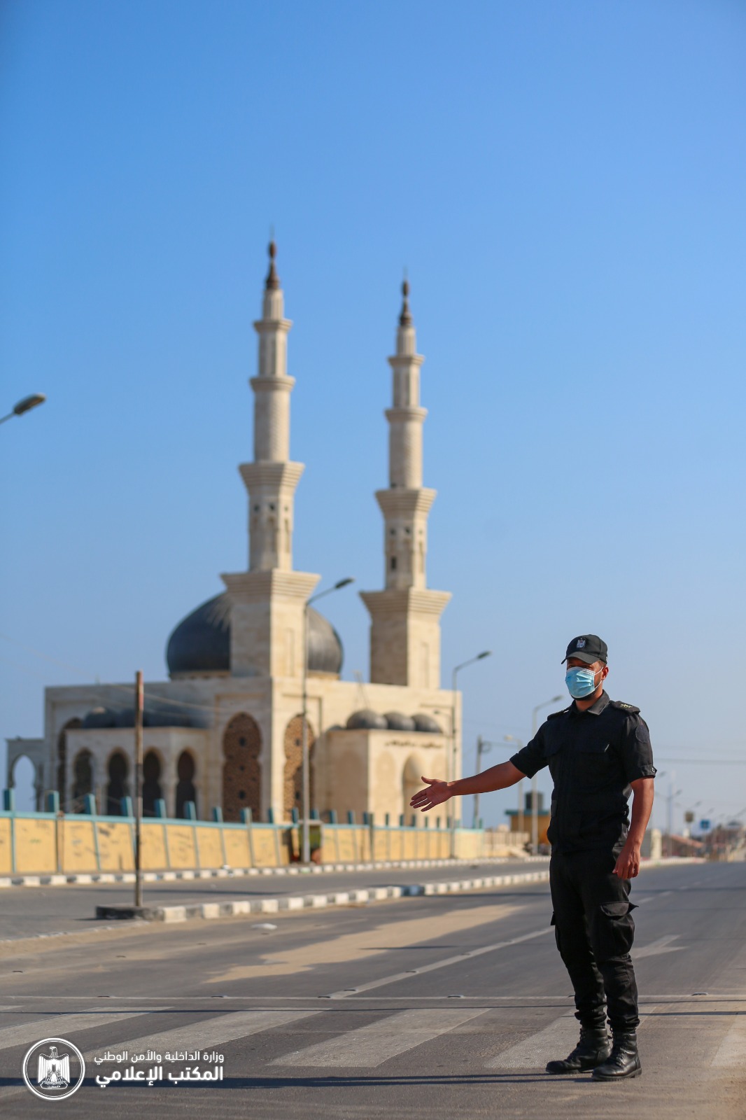 "البحرية" تواصل متابعة عمل الصيادين وإغلاق شاطئ البحر