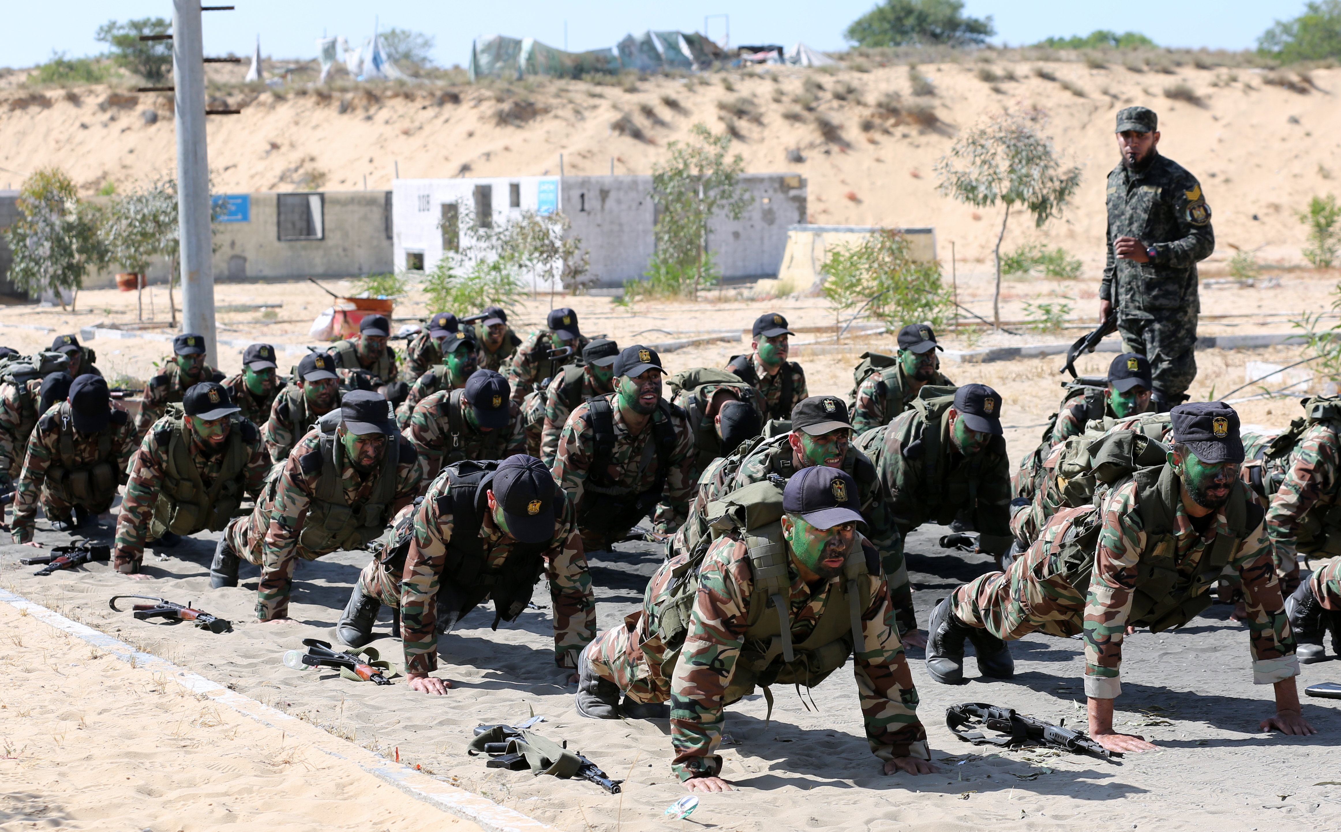 تخييم مغلق لدورتي قادة السرايا وتأهيل الضباط  بالأمن الوطني