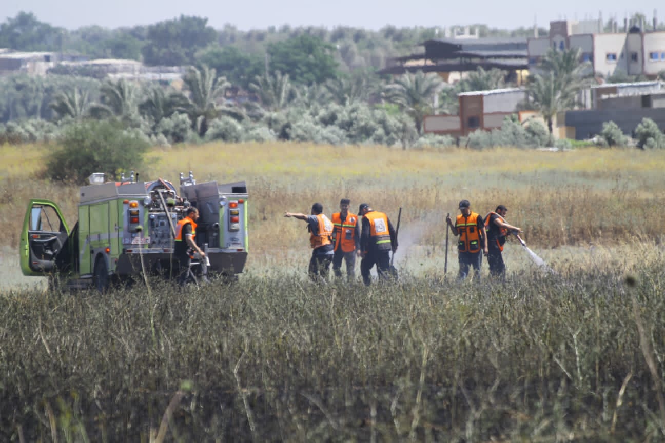 الدفاع المدني يُتابع آثار العدوان الإسرائيلي