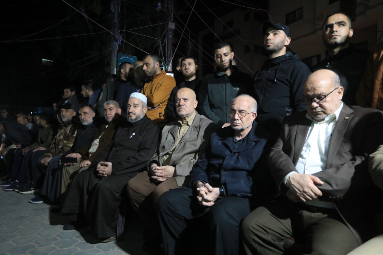 صور من تعامل أطقم الدفاع المدني والشرطة مع حريق البناية السكنية شمال غزة