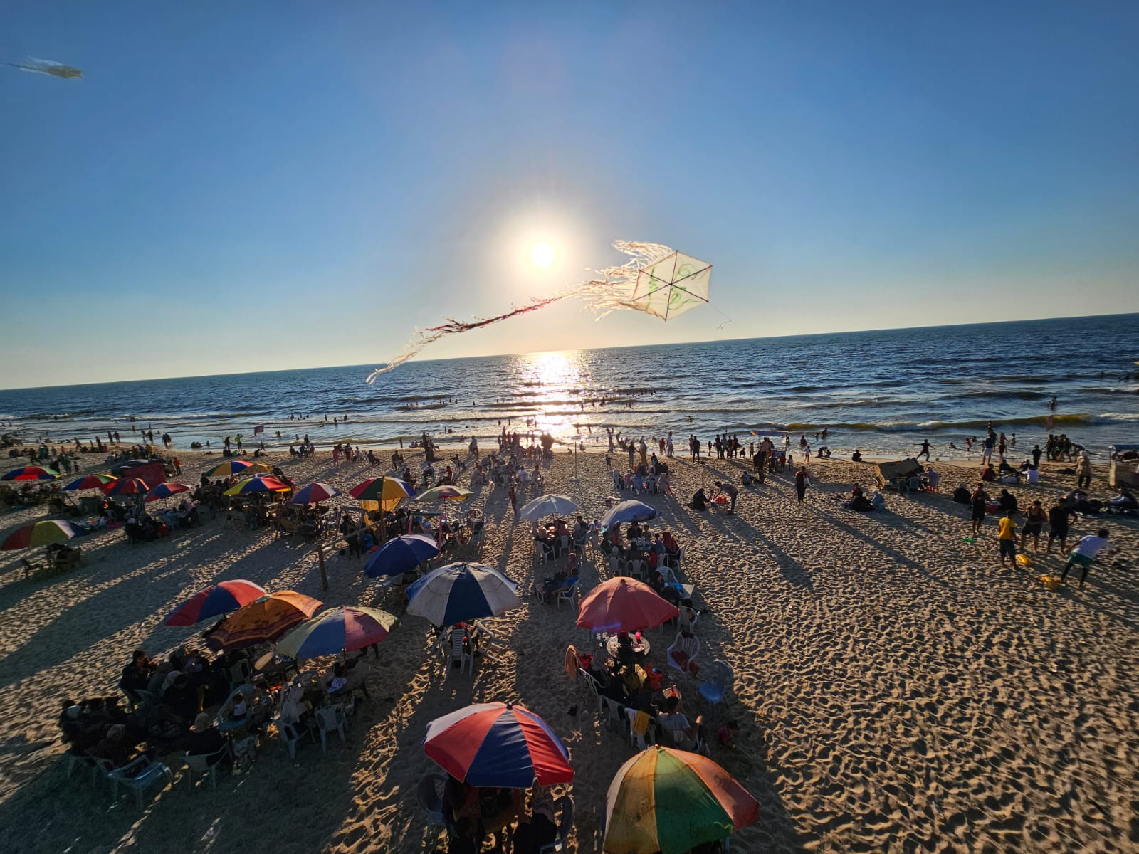اصطياف المواطنين بغزة على شاطئ البحر وعدد من الأماكن الترفيهية خلال الإجازة الأسبوعية