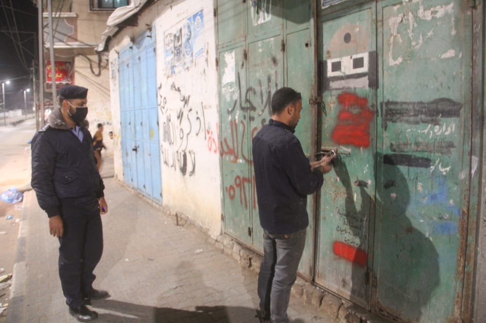 الشرطة تُتابع التزام المواطنين والمنشآت بالإغلاق وحظر التجوال