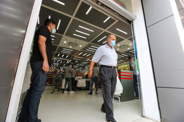 فتح المولات التجارية جزئياً في المناطق التي تشهد تخفيفاً للإجراءات