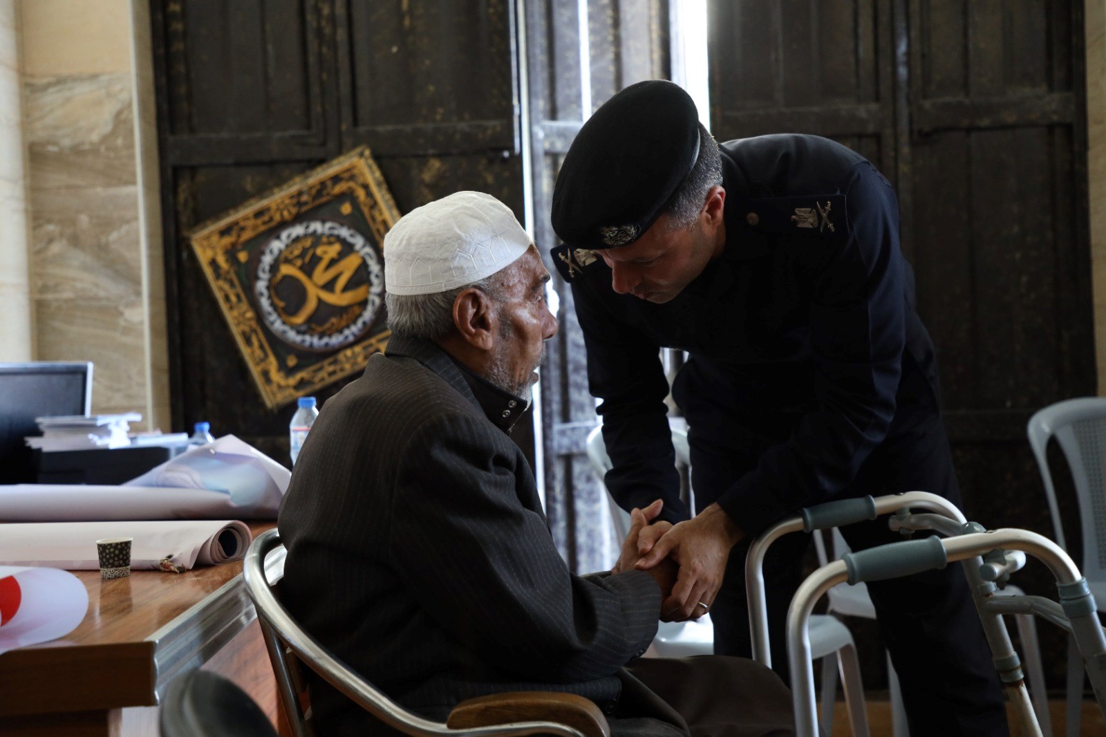  قيادة "الشرطة" تُقدم واجب العزاء لذوي شهـداء العدوان