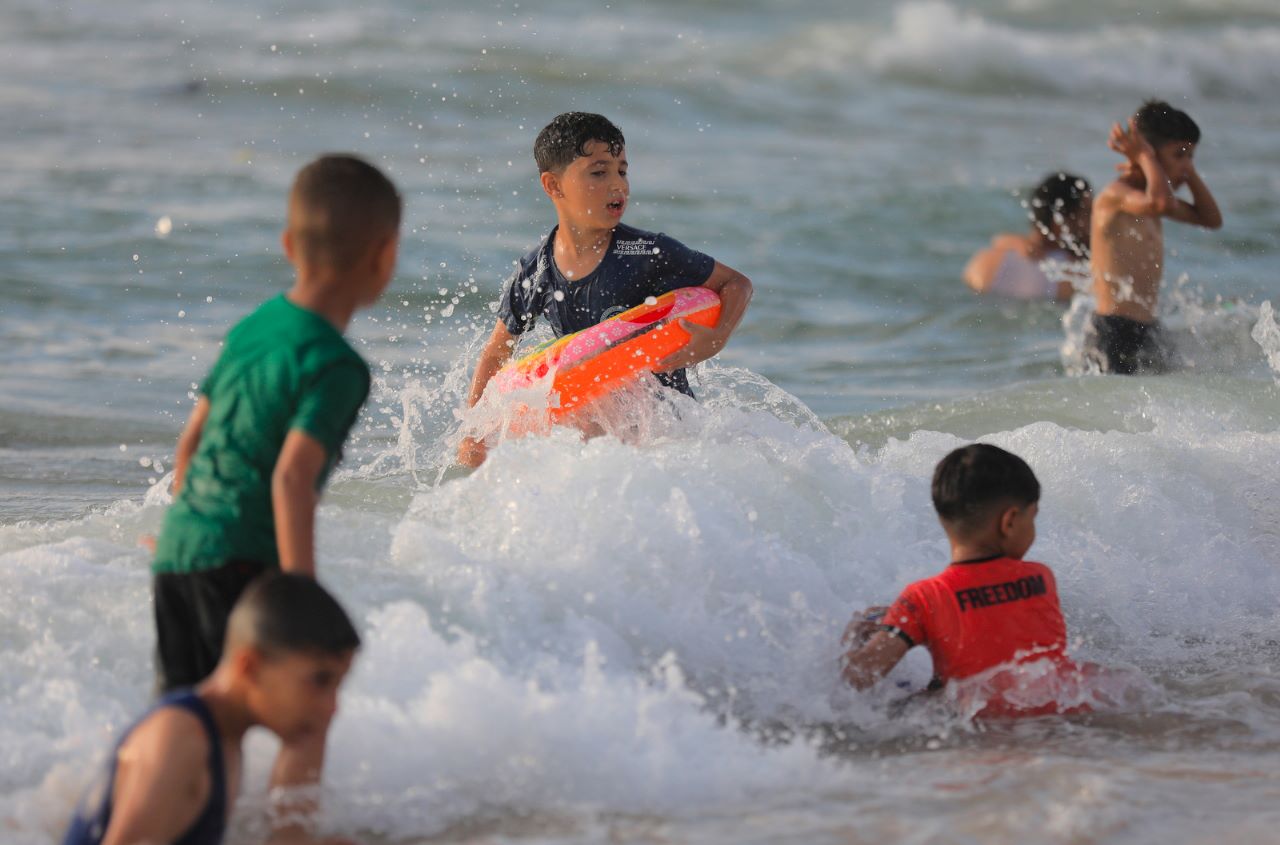 قضاء المواطنين في غزة إجازة عيد الأضحى المبارك