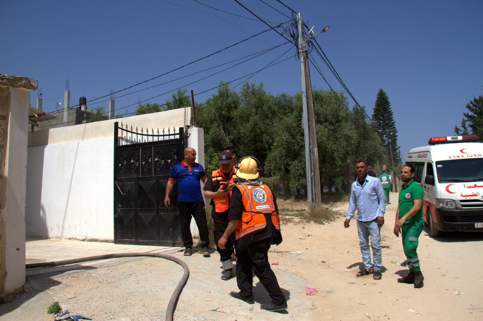 أطقم الدفاع المدني تجري تفقداً لأحد المنازل المستهدفة في بيت حانون