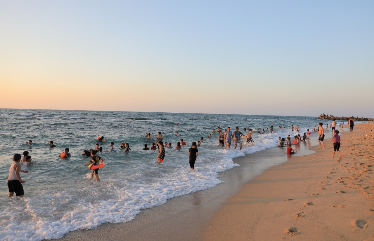 صور من استجمام المواطنين على شاطئ البحر خلال الإجازة الأسبوعية