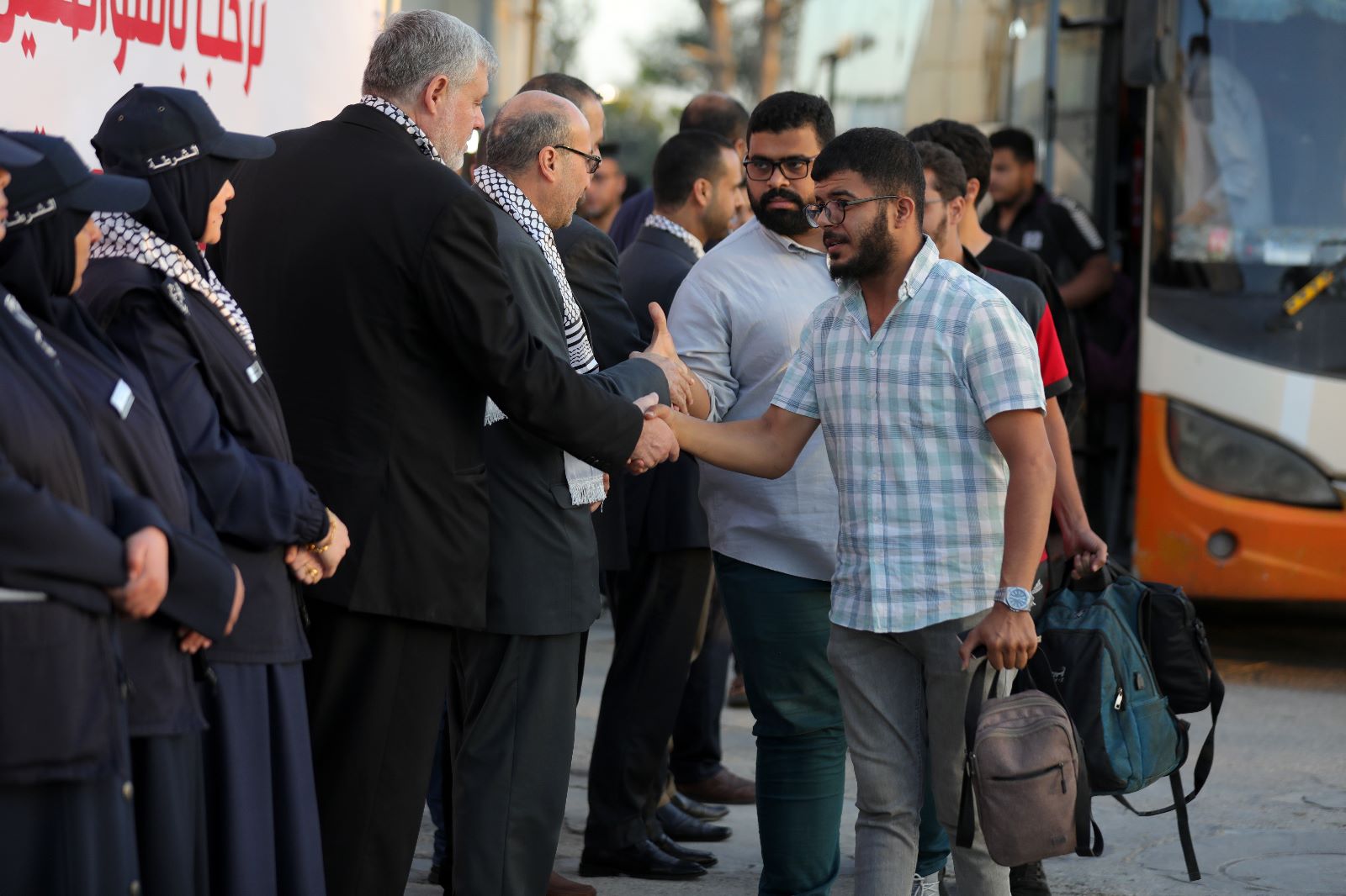 أطقم "المعابر" و"أجهزة الداخلية" تسهل وصول العائدين من السودان عبر معبر رفح